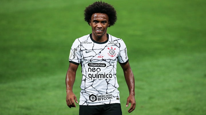 Willian sai de campo após desconforto muscular. Willian sai de campo após desconforto muscular.